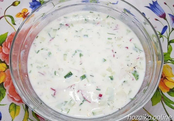 Окрошка с куриной грудкой. Окрошка на кефире с куриной грудкой. Окрошка на кефире. Окрошка с копчёной куриной грудкой на кефире. Пузырьки на.окрошке из.кефира.