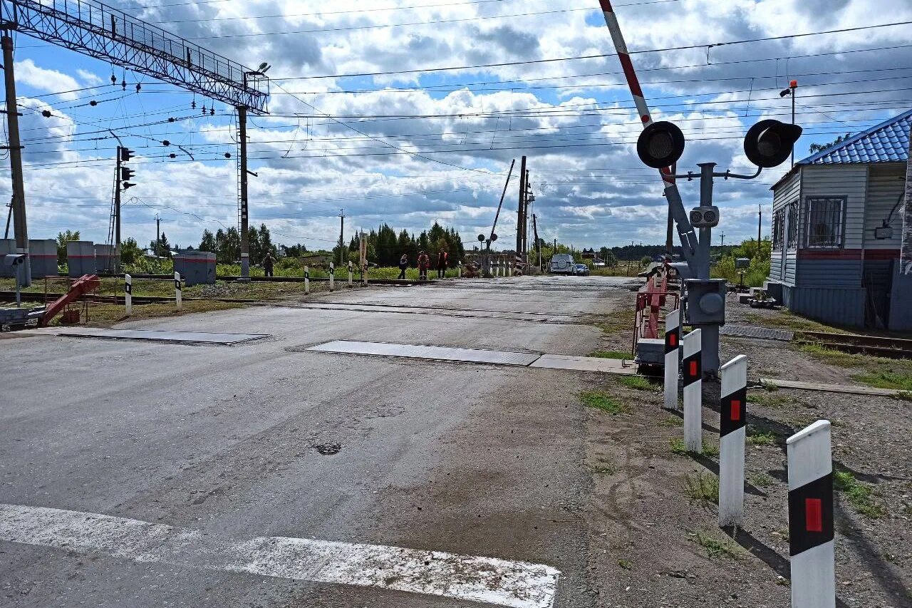 Переезжаешь курган. Поселок Варгаши Курганской области. Железнодорожный переезд. ЖД переезд. Светофор на Железнодорожном переезде.