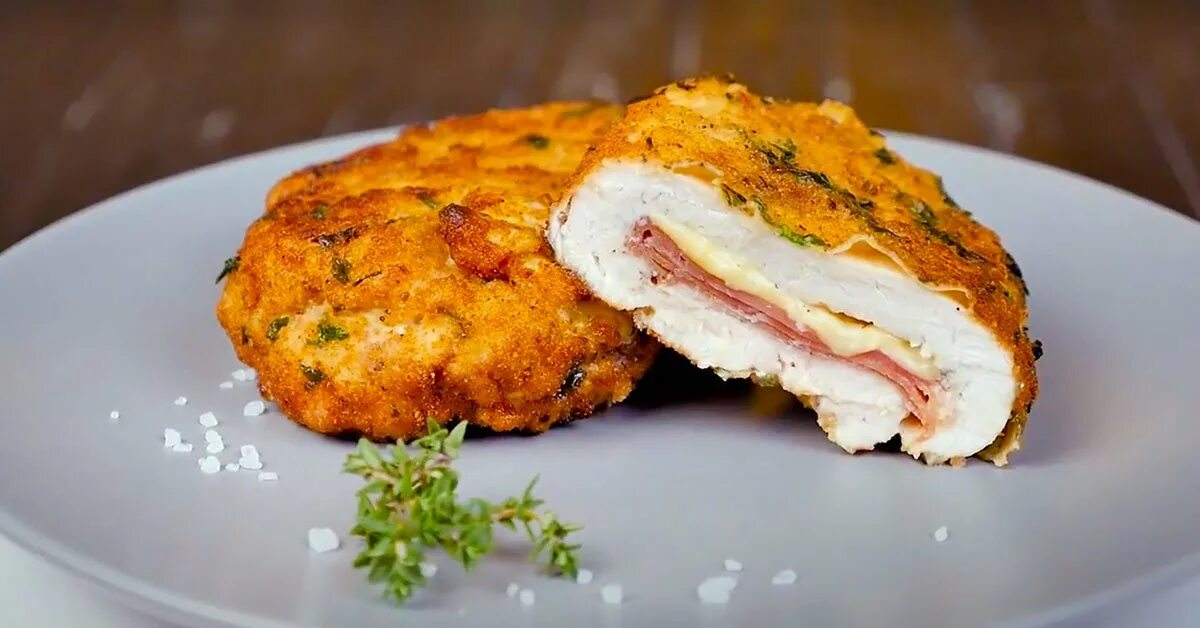 Котлеты кордон блю. Цыпленок кордон блю. куриное филе кордон блю.