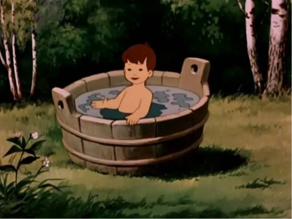 маленькие дети моются. корыто с водой.