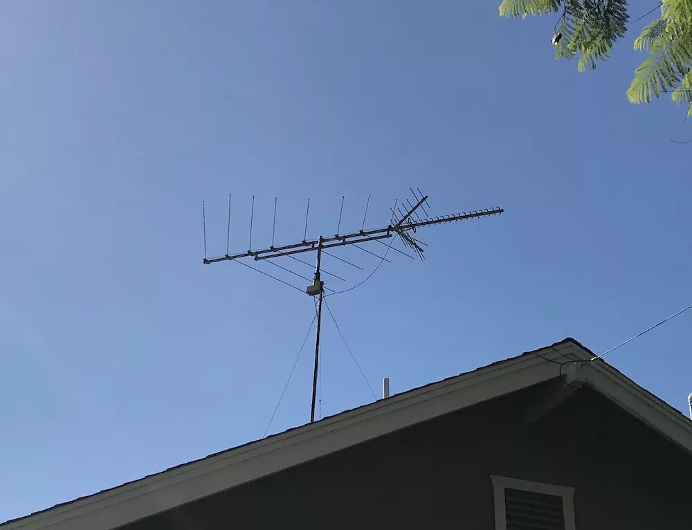 Top antenna. Антенна АТКГ 2.1.1.5.4. Антенна на крыше панельки. Антенны ддр. Волосы антенны.