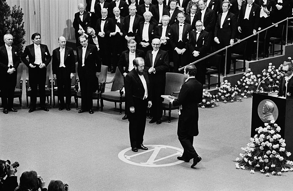 Получение нобелевской премии. Солженицын нобелевская премия 1970. солженицын на вручении нобелевской премии. солженицын лауреат нобелевской премии.