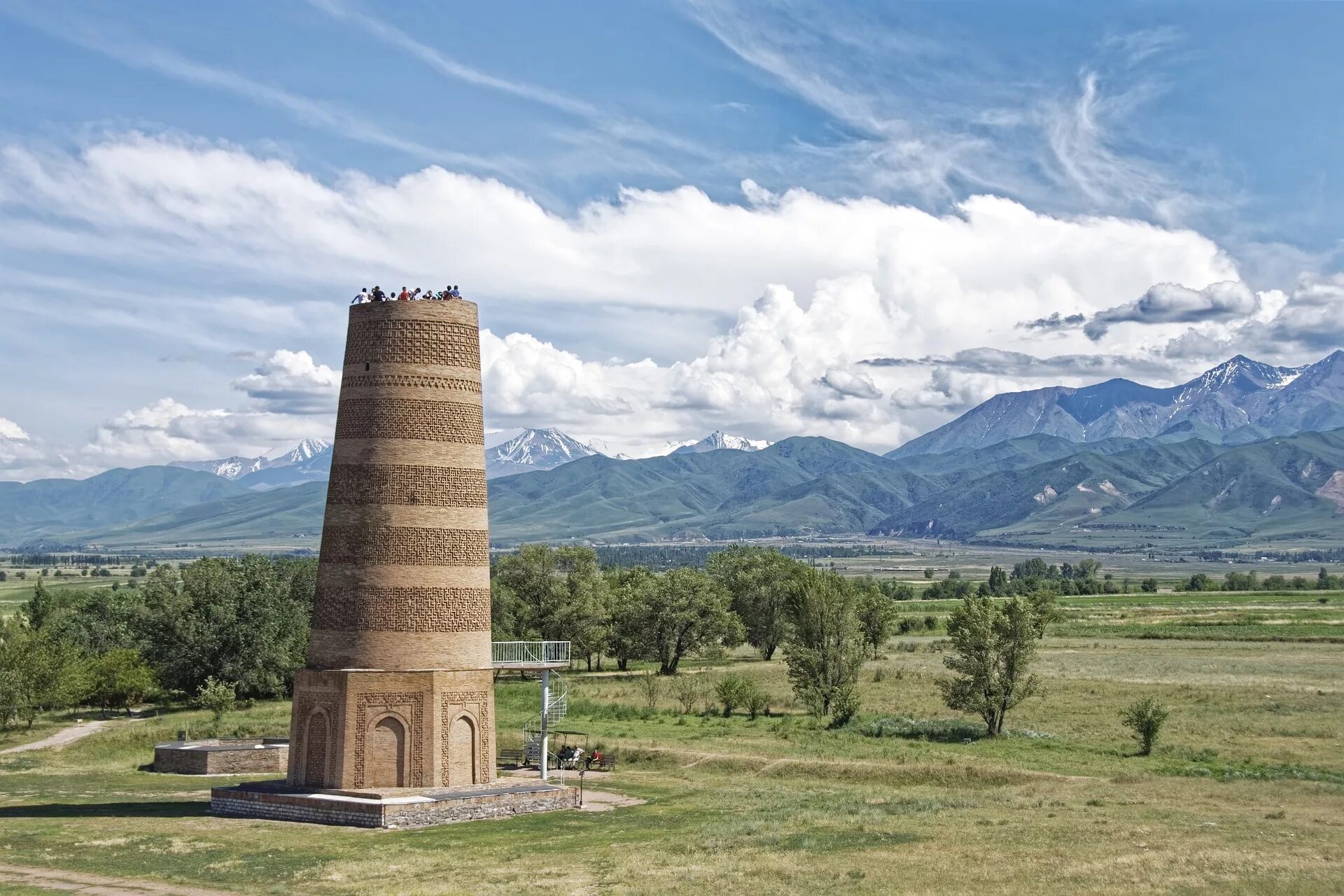 минарет бурана. нарын гумбез. исторические памятники кыргызстана таш рабат история. башня бурана чуйская долина. киргизия достопримечательности.