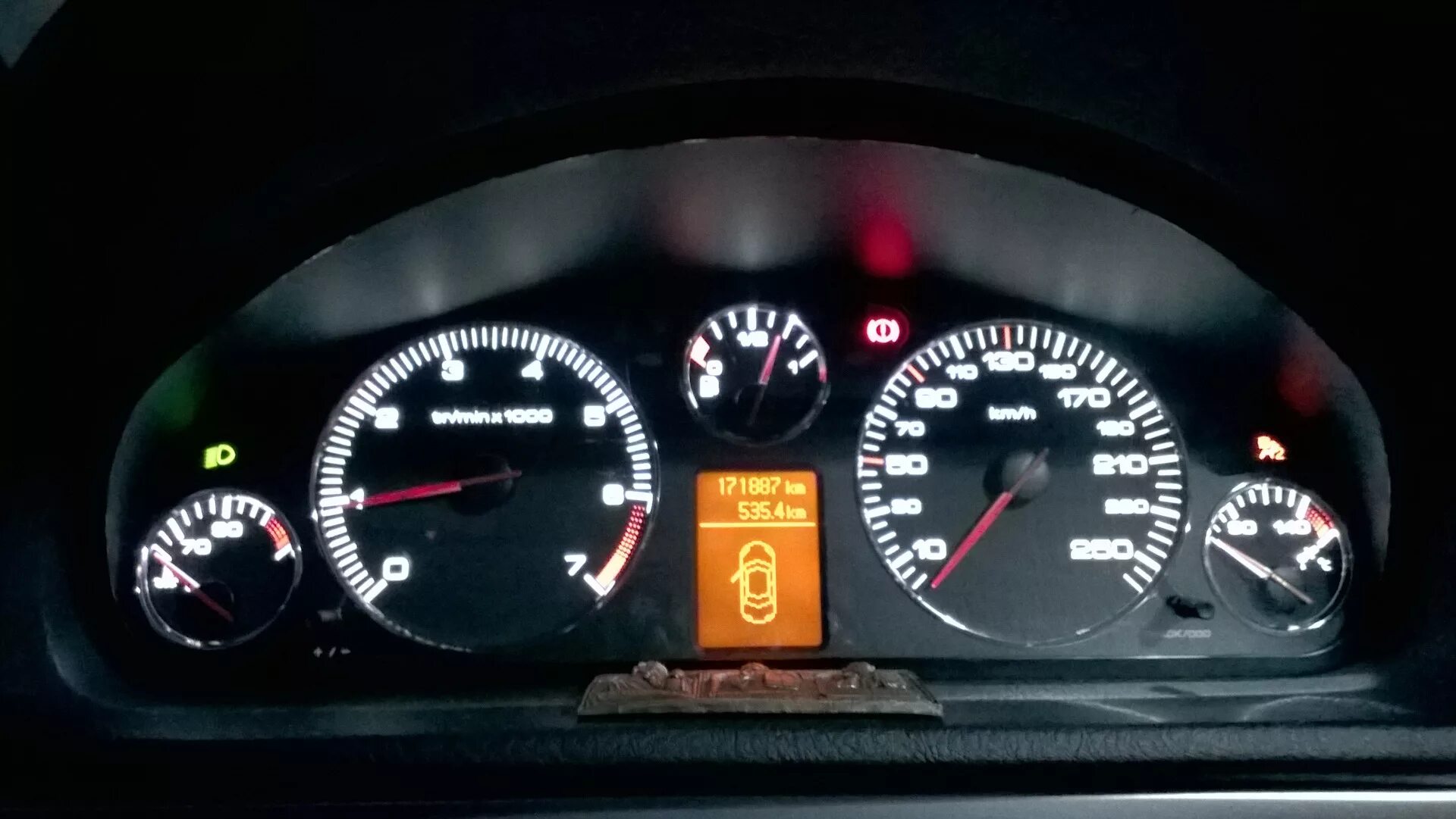Щиток приборов пежо 407. Приборка пежо 407. Панель пежо 407. Светодиоды в приборку для пежо 407. Пежо 407 2006 панель.