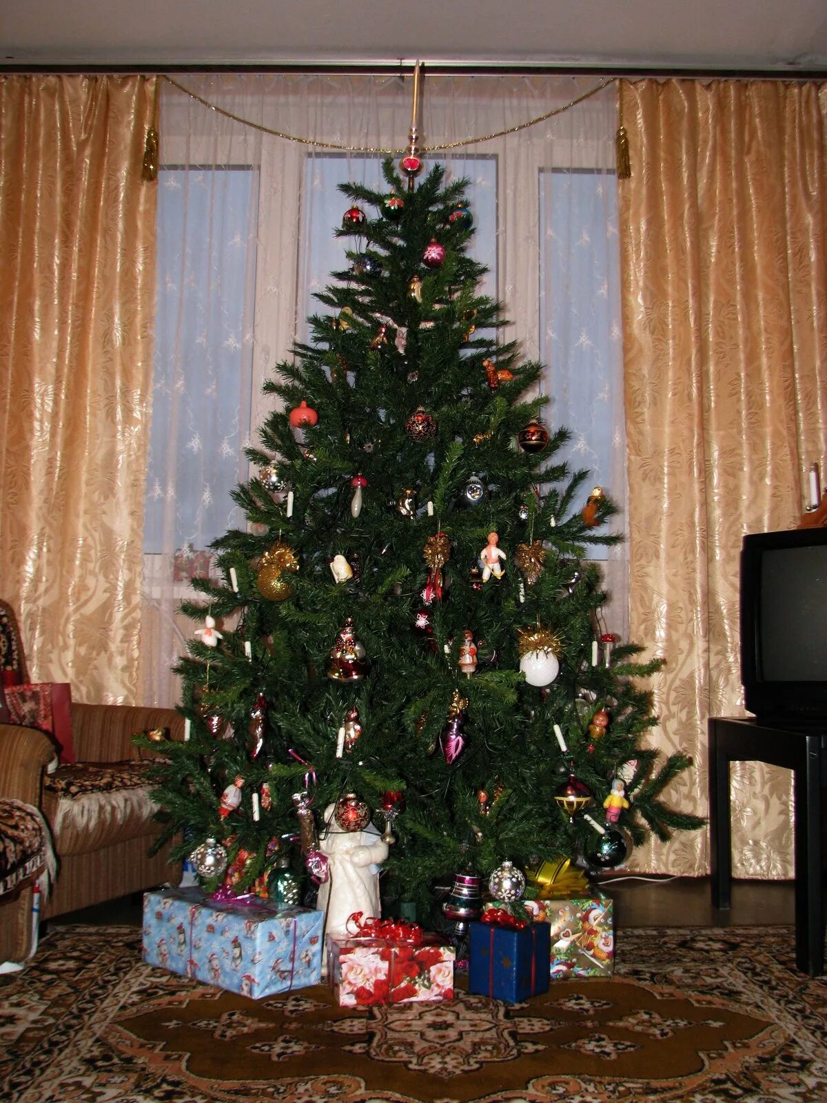 елка в доме. новогодняя елка в доме. новогодняя елка в доме. новогодняя елка. комната с елкой.