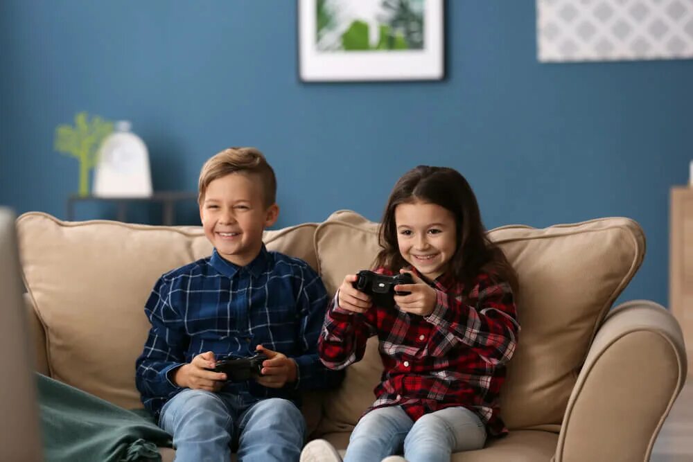 Видео игры для детей. Пожилые играют на приставке. Gaming. Телевизор microsoft. Ролик новости видеоигры детям.