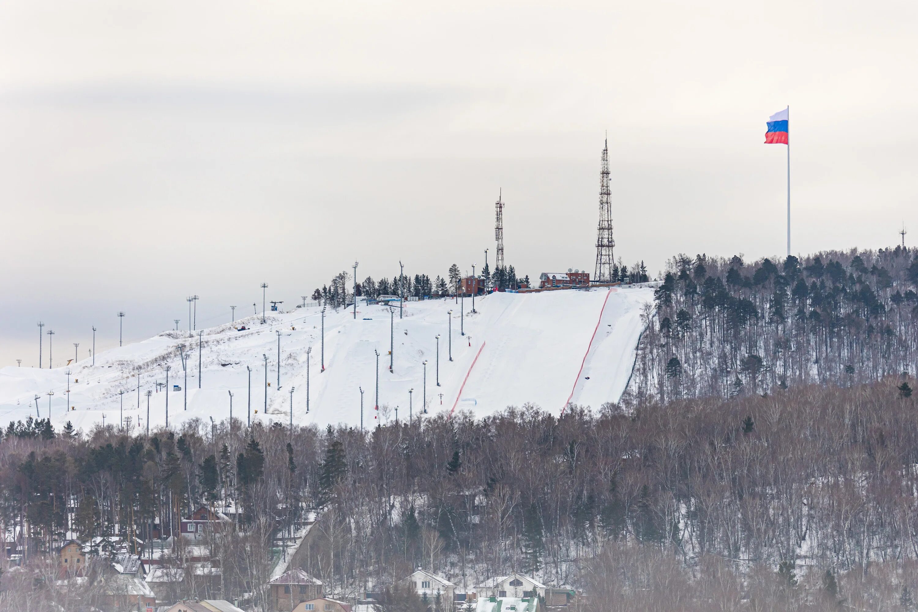 флагшток высокий. на николаевской сопке установили флагшток. флаг на сопке красноярск. смотровая площадка на николаевской сопке красноярск. флаг на сопке красноярск.