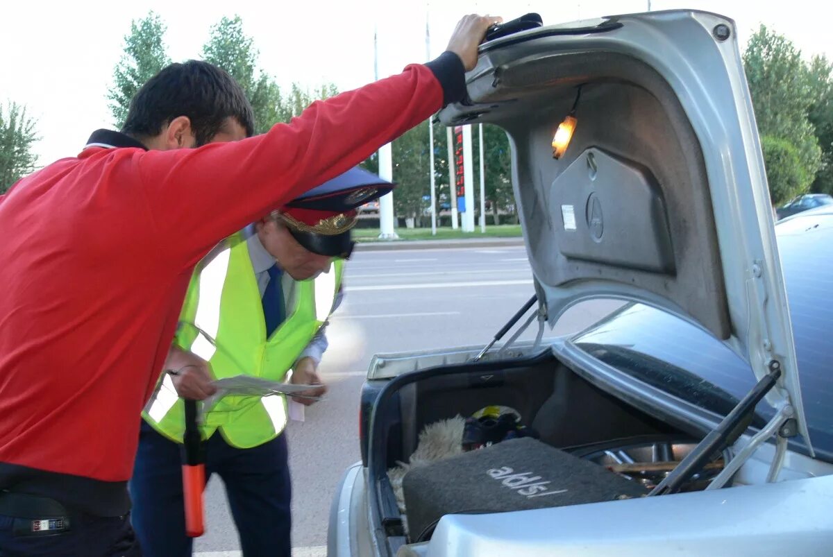 Посадили ли водителя. Досмотр авто. Сотрудники ГИБДД осматривают автомобиль. Обыск транспортного средства. Осмотр и досмотр машины.