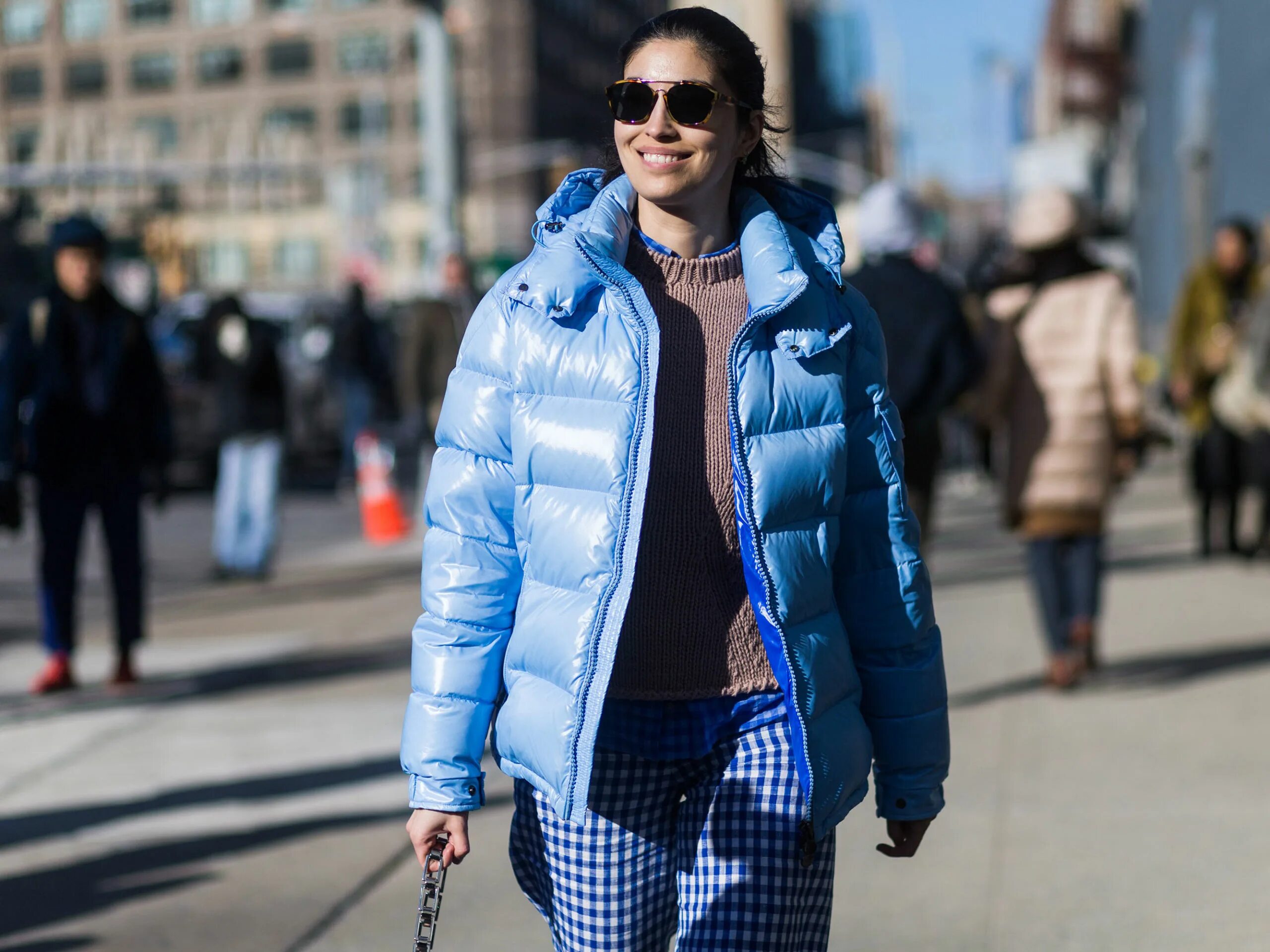 модный пуховик стрит стайл. самые модные пуховики женские. уличный стиль зима пуховики. пуховик оверсайз стрит стайл 2020. короткий пуховик оверсайз.