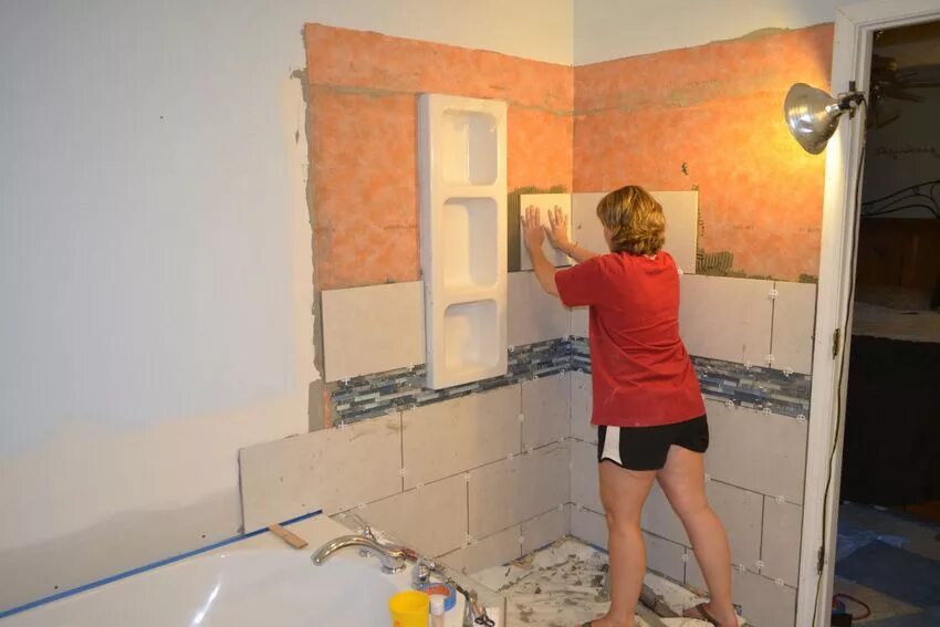 Как положить плитку на стену новичку. Укладка плитки в ванной на стены. Укладка плитки л на стены. Как положить плитку на стену новичку. Укладка кафеля в ванной на стены.