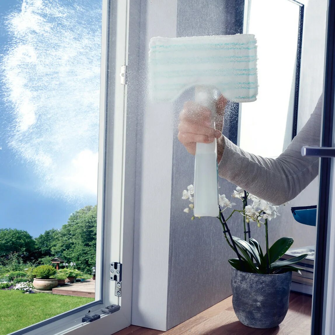Как правильно мыть окна мойщиком окон. Ручной стеклоочиститель Leifheit 51021. Мойка окон. Для мытья окон приспособление. Приспособление для мытья окон снаружи.