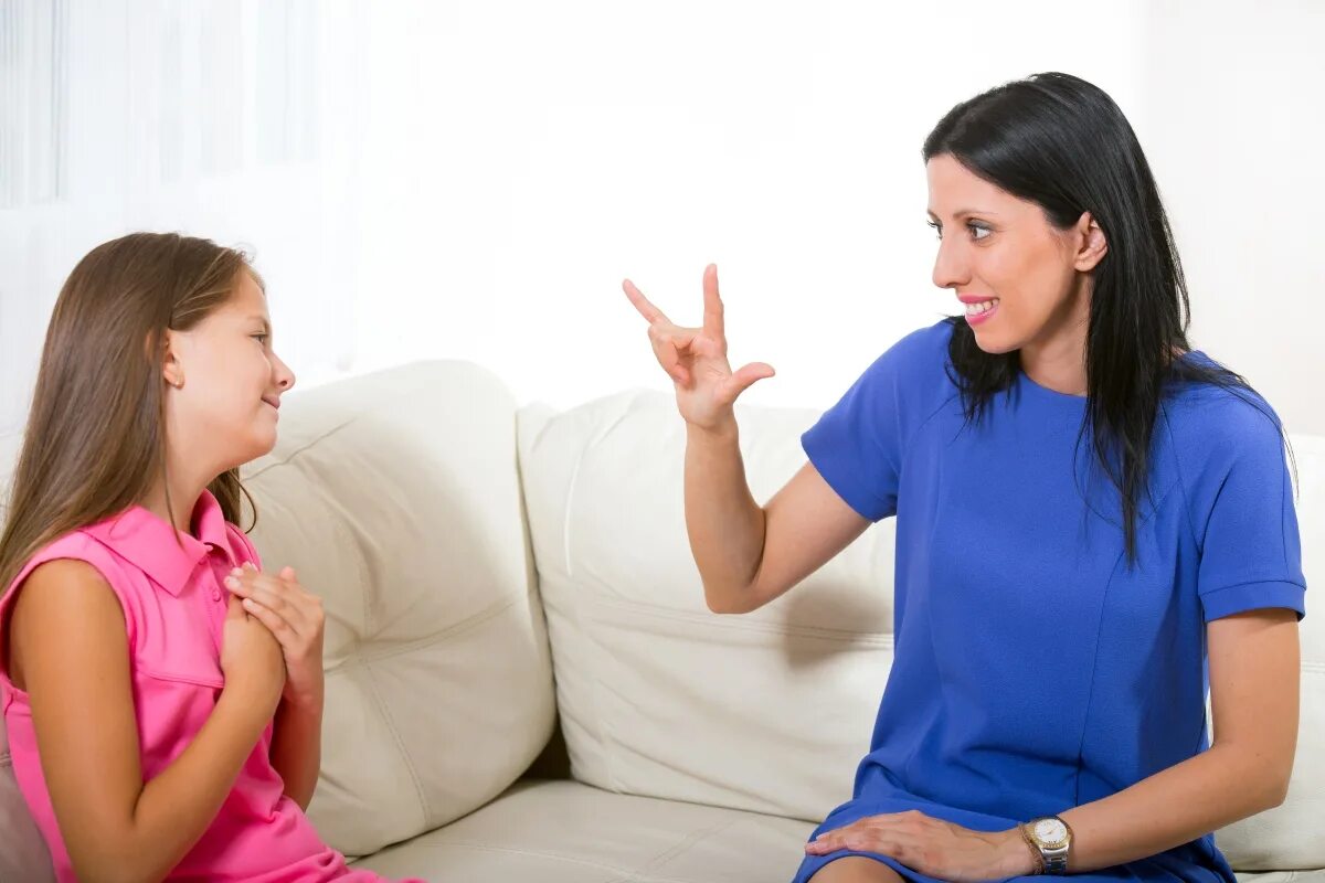 Глухонемые женщины. Глухонемые люди. Неслышащая девушка. Общение с глухими людьми. Глухие люди.