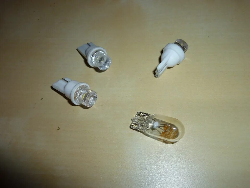 /ц с усиками. Лампочку номер 2. E1 лампа 12v 5w. Цоколь птф mark 2. Габаритная лампочка на рено сандеро 2010.