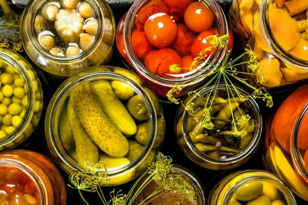 Заготовки на зиму. Консервирование овощей и фруктов. Консервация баннер. Заготовки на зиму. Реклама банок для консервирования.