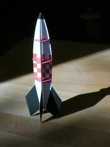 Ракета поделка. Ракета из бумаги. Ракета из картона поделка. Модель ракеты из картона. Объемная ракета из картона