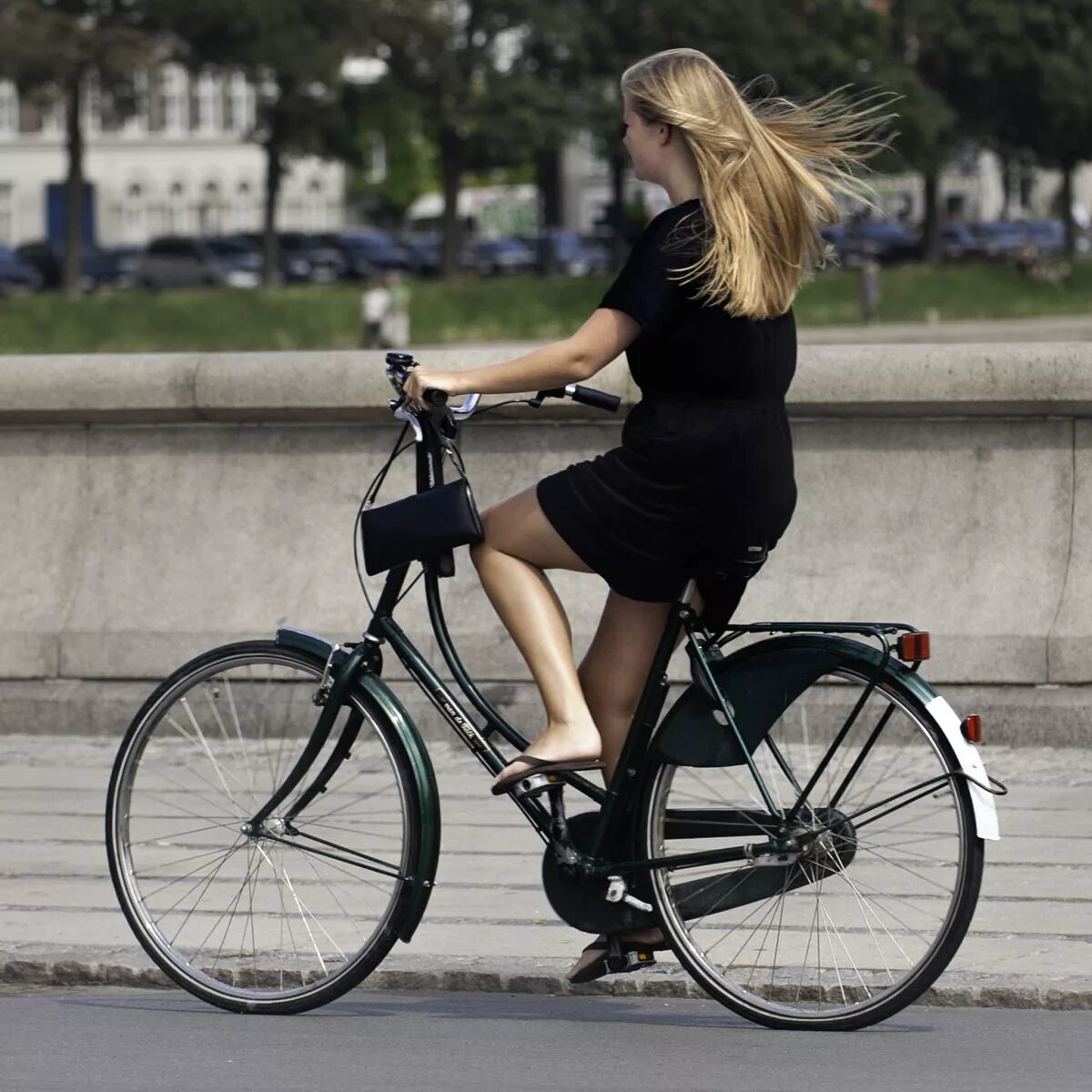 Canyon commuter 5. Девушка на велосипеде. Велосипед городской езды. Велосипед женский. Дорожный велосипед.