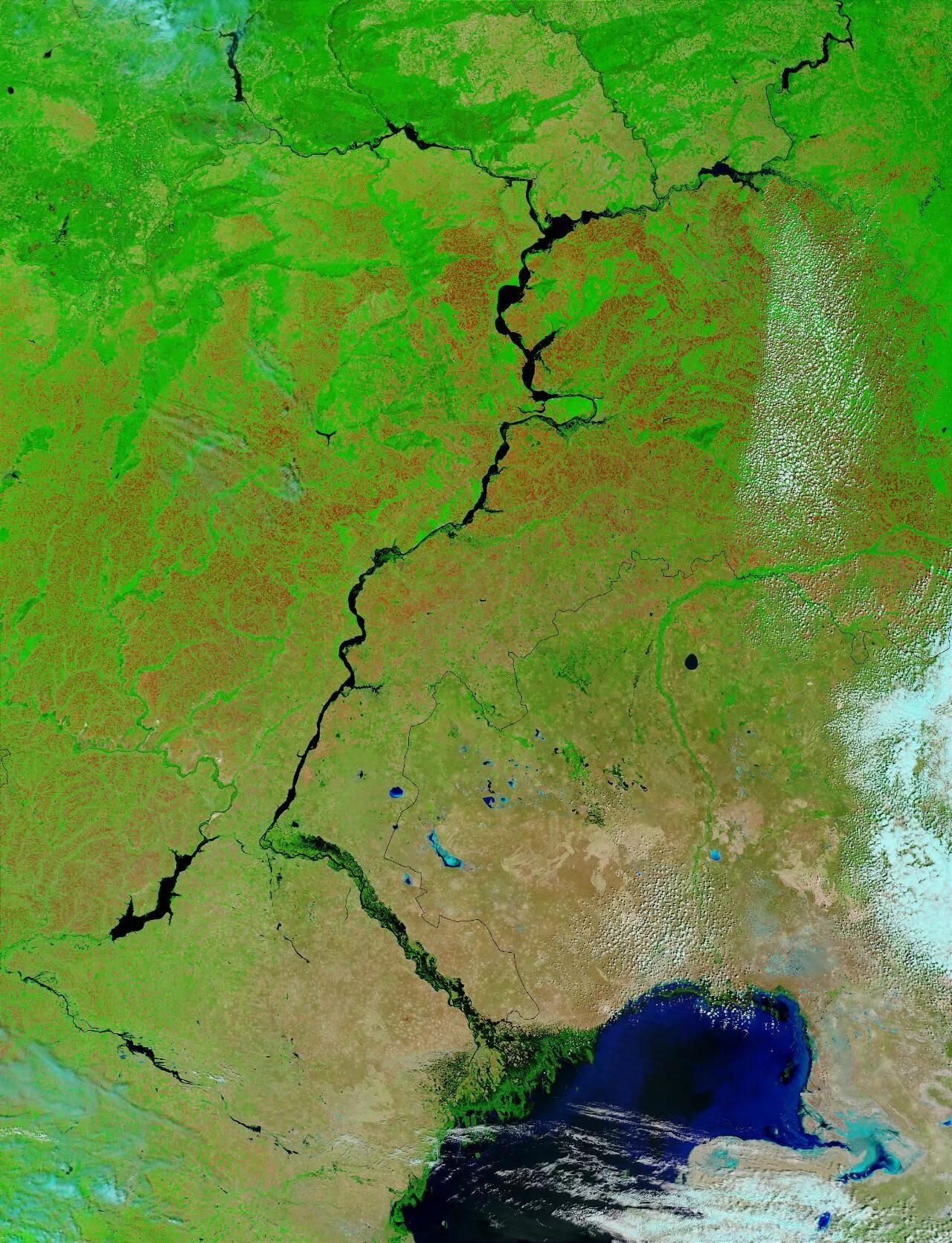 Река волга впадает в каспийское море знаки. Устье Волги Каспийское море. Впадение реки Волги в Каспийское море. Дельта Волги космический снимок. Дельта реки Волга.