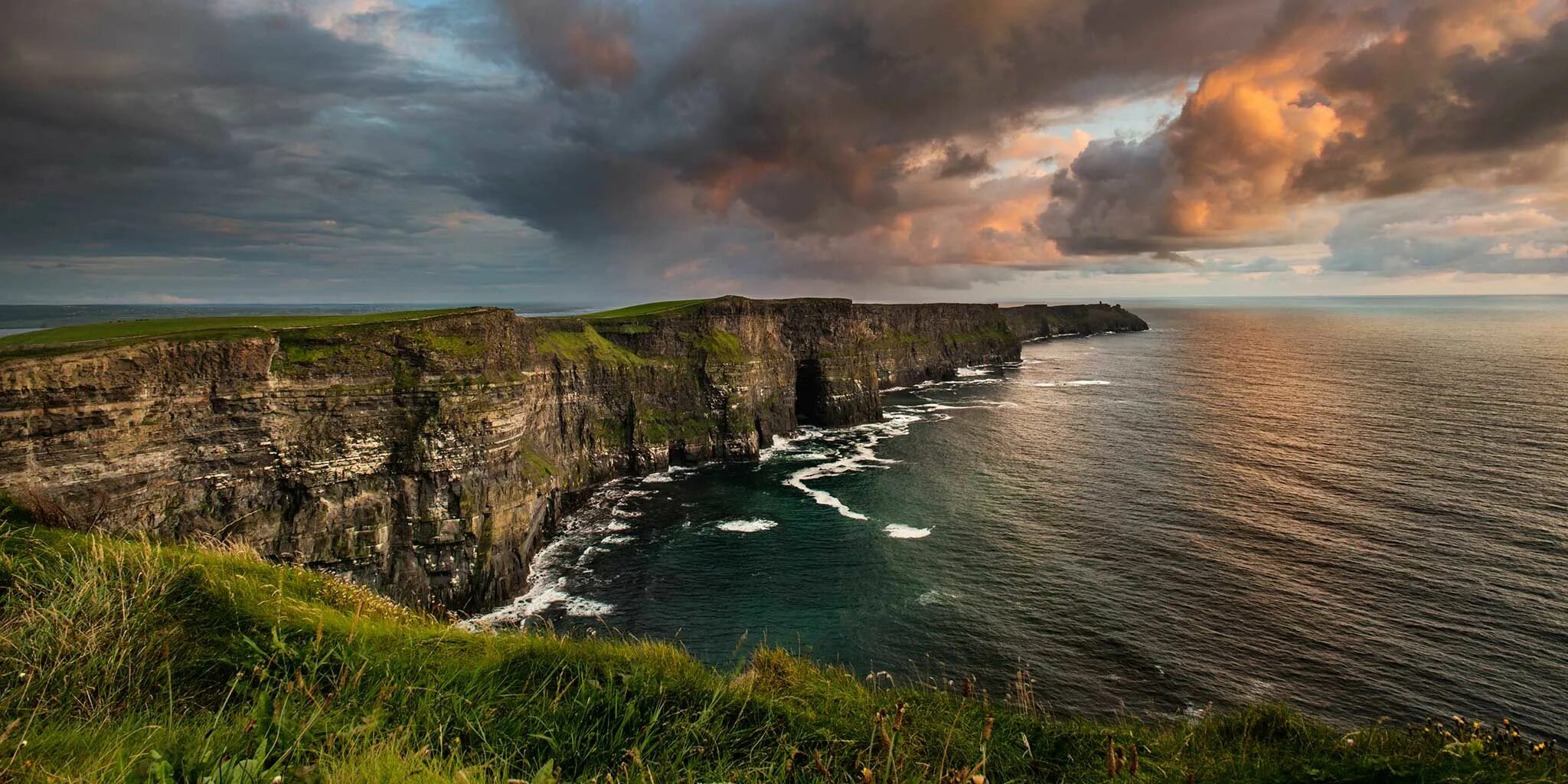 Клиф какого. Скалы мохер, графство Клэр, Ирландия. Cliffs of Moher Ирландия. Утёсы мохер Ирландия. Скалы мохер Ирландия.