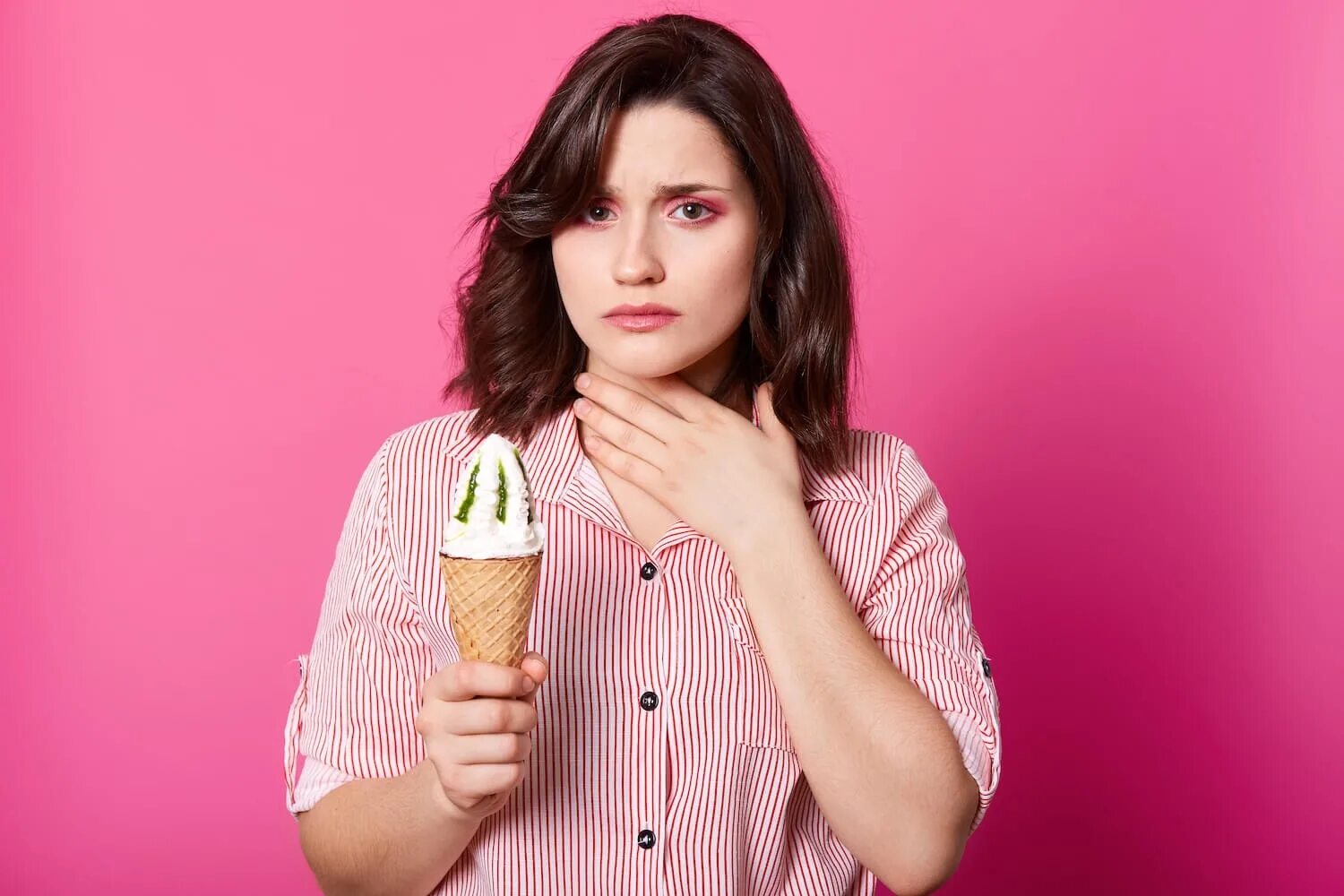 Мороженое при простуде. Мороженое горло. Мороженое и больное горло. Девушка и мороженое.