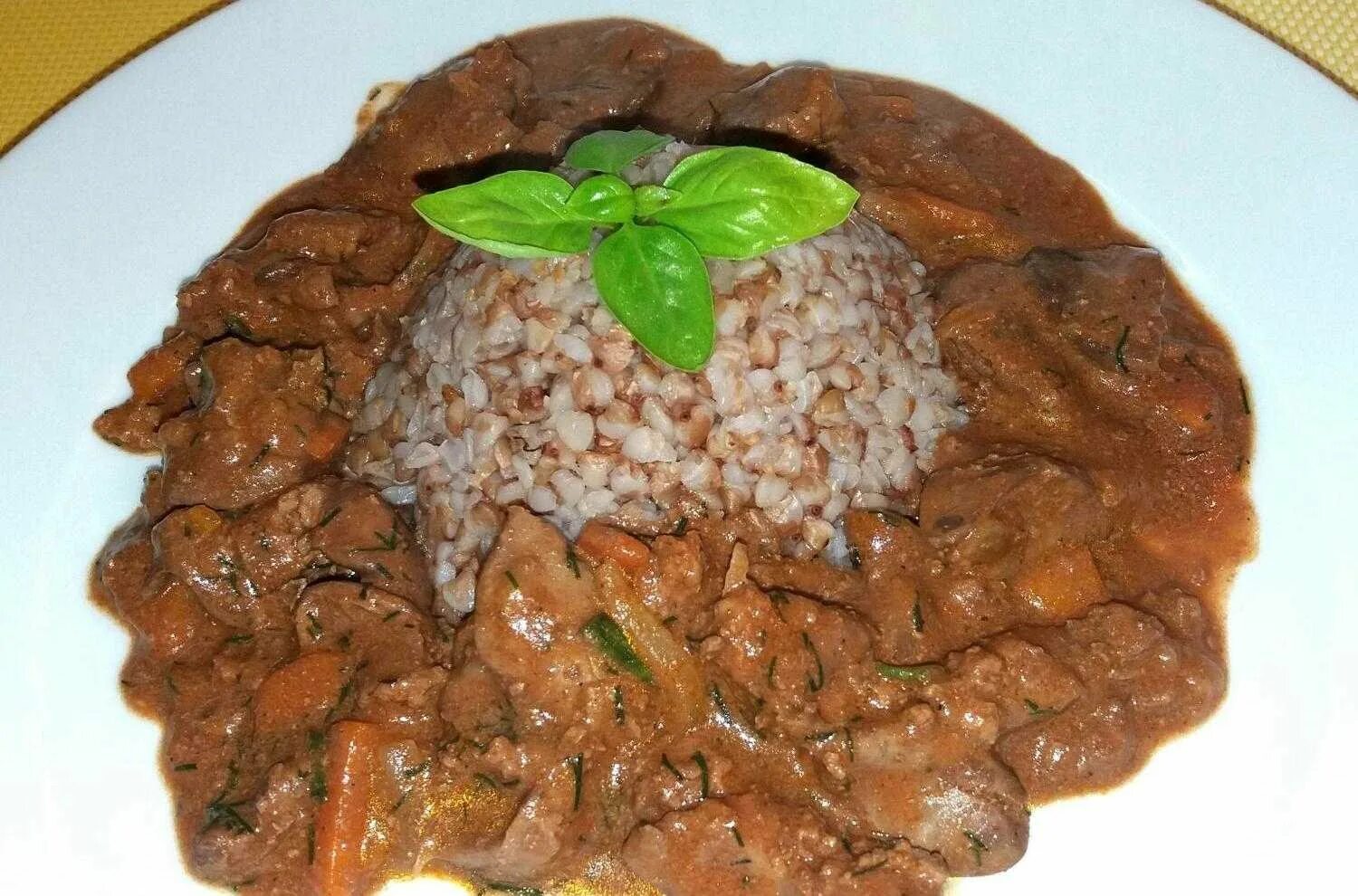 печеночный соус. печенка с подливкой. печень с подливкой. гуляш из курицы на сковороде. печень в томатном соусе.