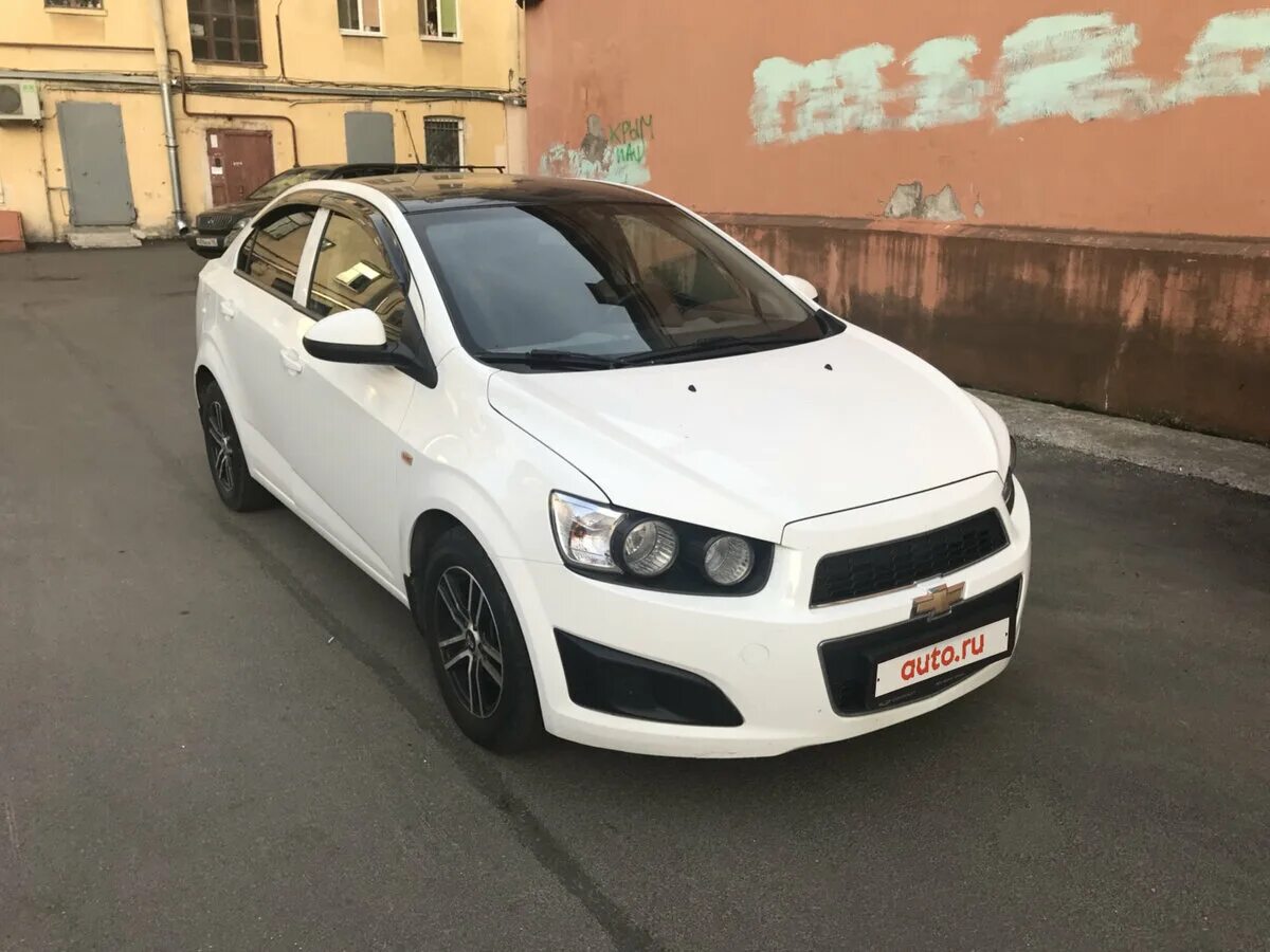 Авео белый дым. Chevrolet aveo t300 ангельские глазки. Авео белый дым. Шевроле авео т300 тюнинг. Сизый дым.