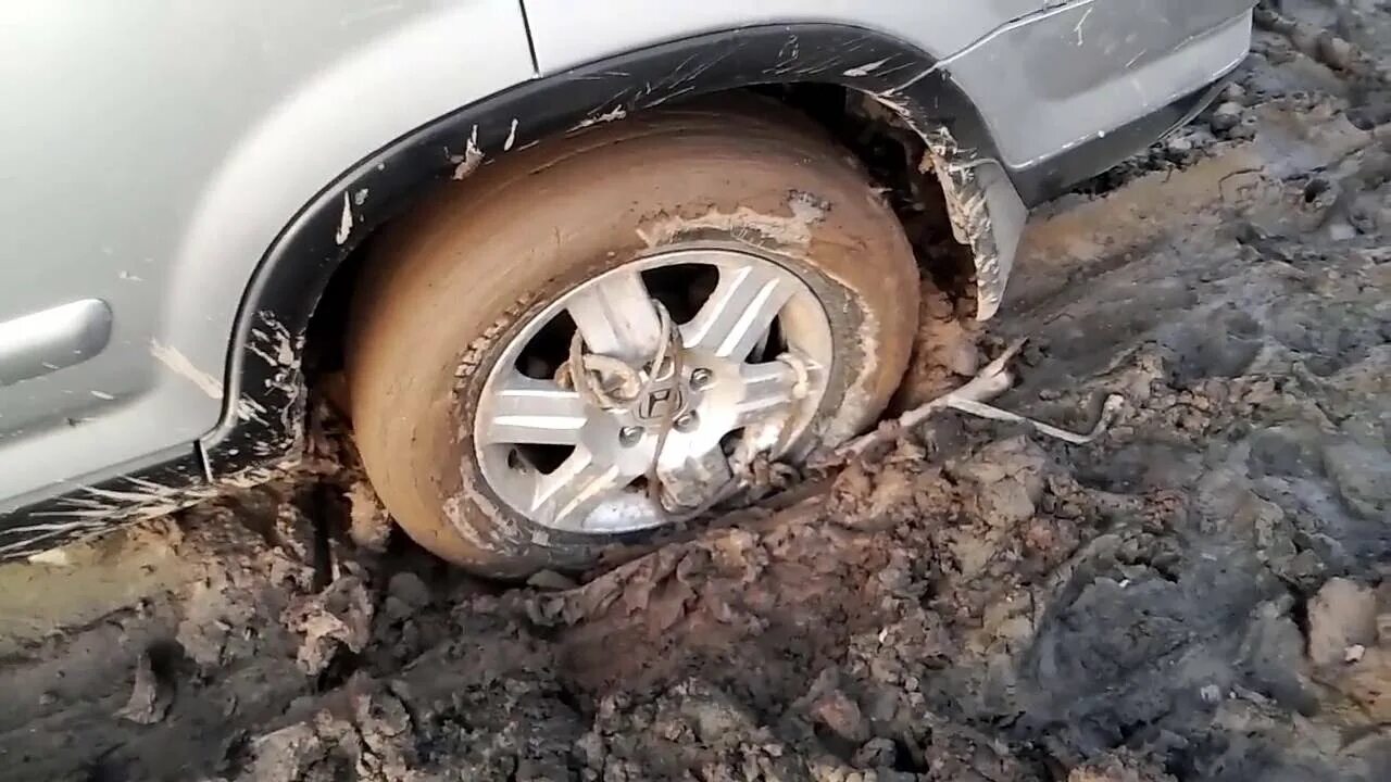 Видео как достают машины. Машина буксует в грязи. вытаскивание машины из грязи. для вытаскивания машин. колесо в грязи.