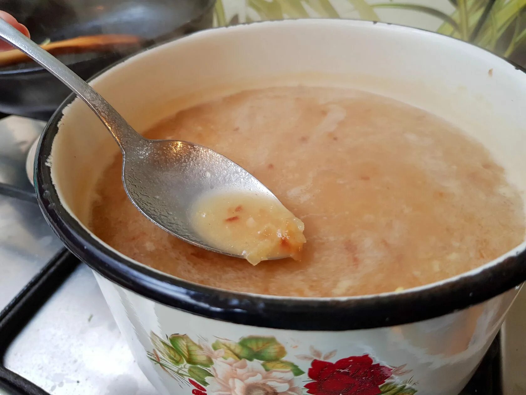 Сварить лук в молоке от чего помогает. Суп с луком. Луковый суп. Луковый бульон. Луковый суп армянский.