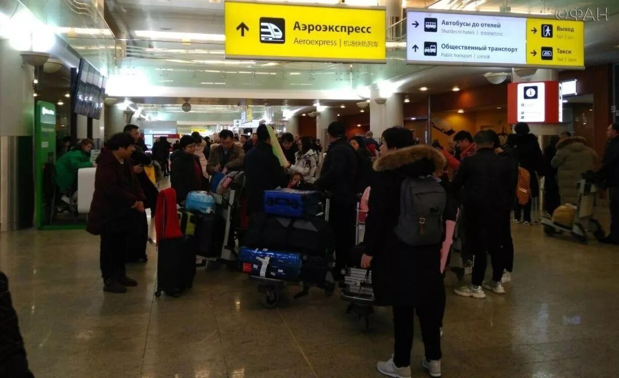 Очереди в шереметьево сейчас терминал в. Аэропорт шереметьево внутри. аэропорт шереметьево фото внутри. очередь в шереметьево. шереметьево аэропорт внутри сейчас.