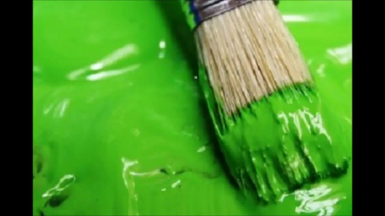 Предмет покрашен краской зеленого цвета. Краска зеленая. Знленпч краска. Кисть с зеленой краской. Зеленый цвет краска.