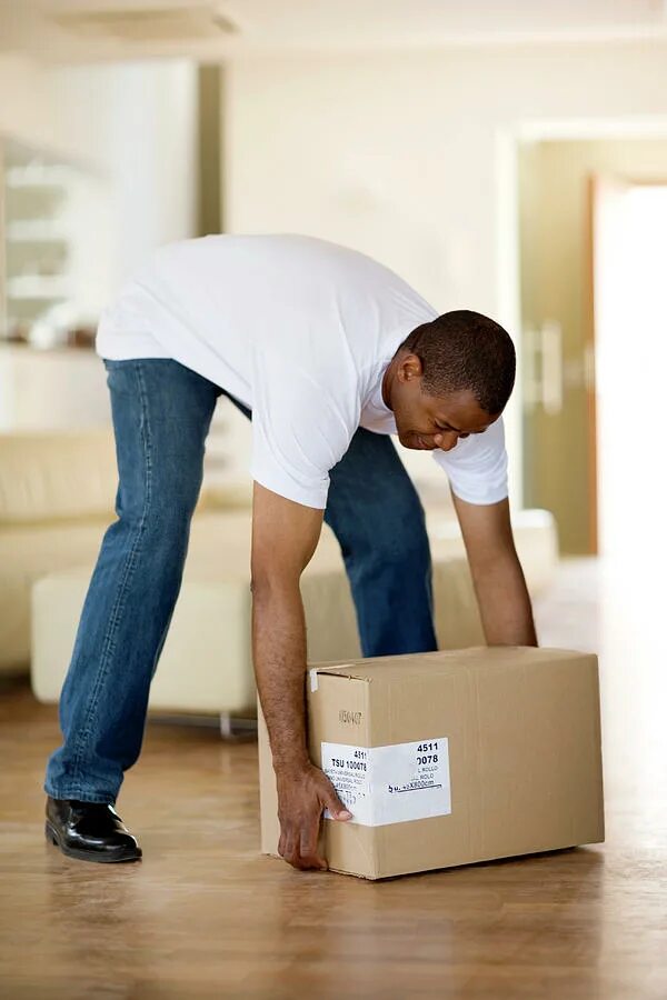 Грузчик компьютер. This box is to lift heavy. Person in trouble. Мужчина поднимает коробку. Man lift.