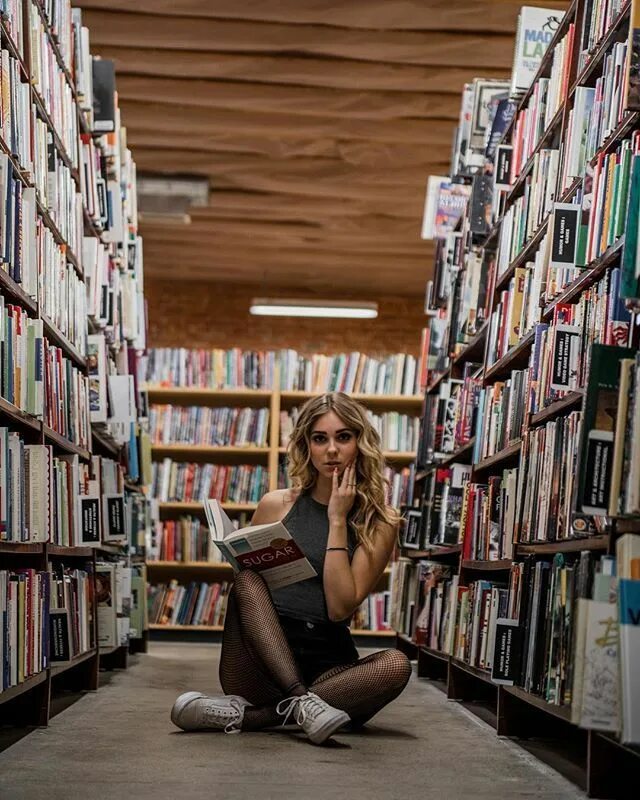 She a lot of books. Девушка в библиотеке. Фотосъемка в библиотеке. Фотосессия в библиотеке. Фотосессия в библиотеке идеи.