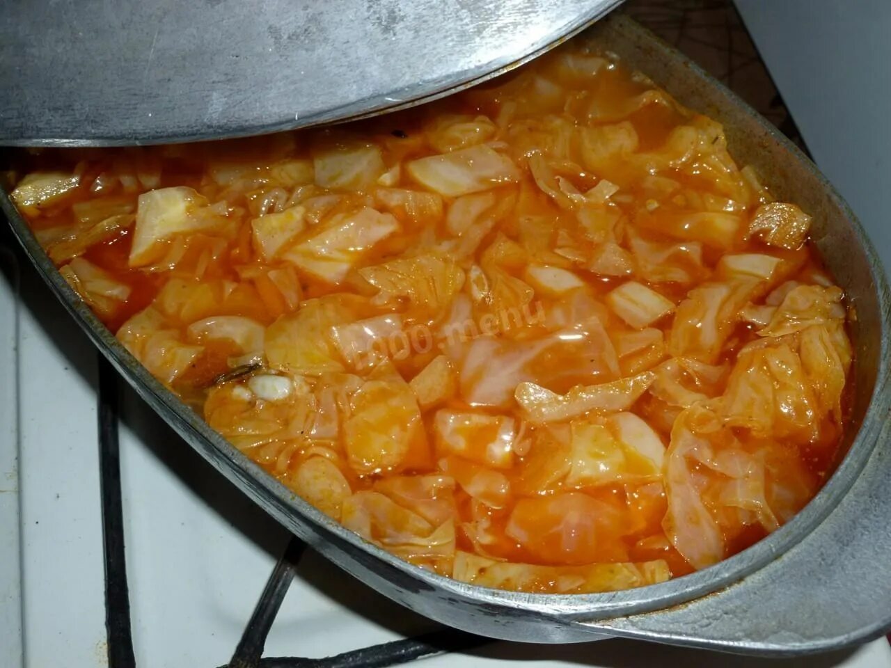 Потушить капусту с картошкой в кастрюле. Картошка с капустой. тушёная капуста с картошкой. капуста тушёная с фаршем и картошкой. тушёная картошка в утятнице.