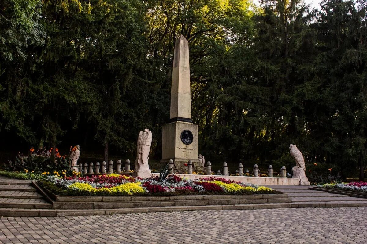 Лермонтов ставропольский край пятигорск. Ставропольский край место дуэли Лермонтова. Место дуэли Лермонтова Пятигорск. Памятник дуэли Лермонтова в Пятигорске. Место дуэли Лермонтовские в Пятигорске.