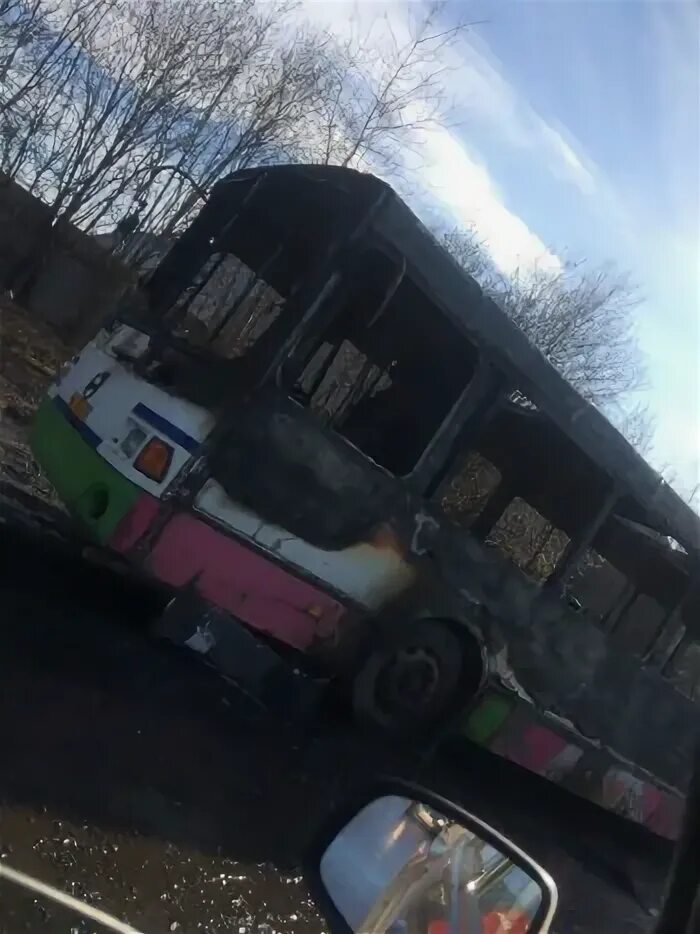 Каким цветом горел маршрут номер 19. В Череповце сгорела маршрутка. Сгорел автобус в Череповце. Сломанный автобус Вологды. Вологда сгорел автобус сегодня.