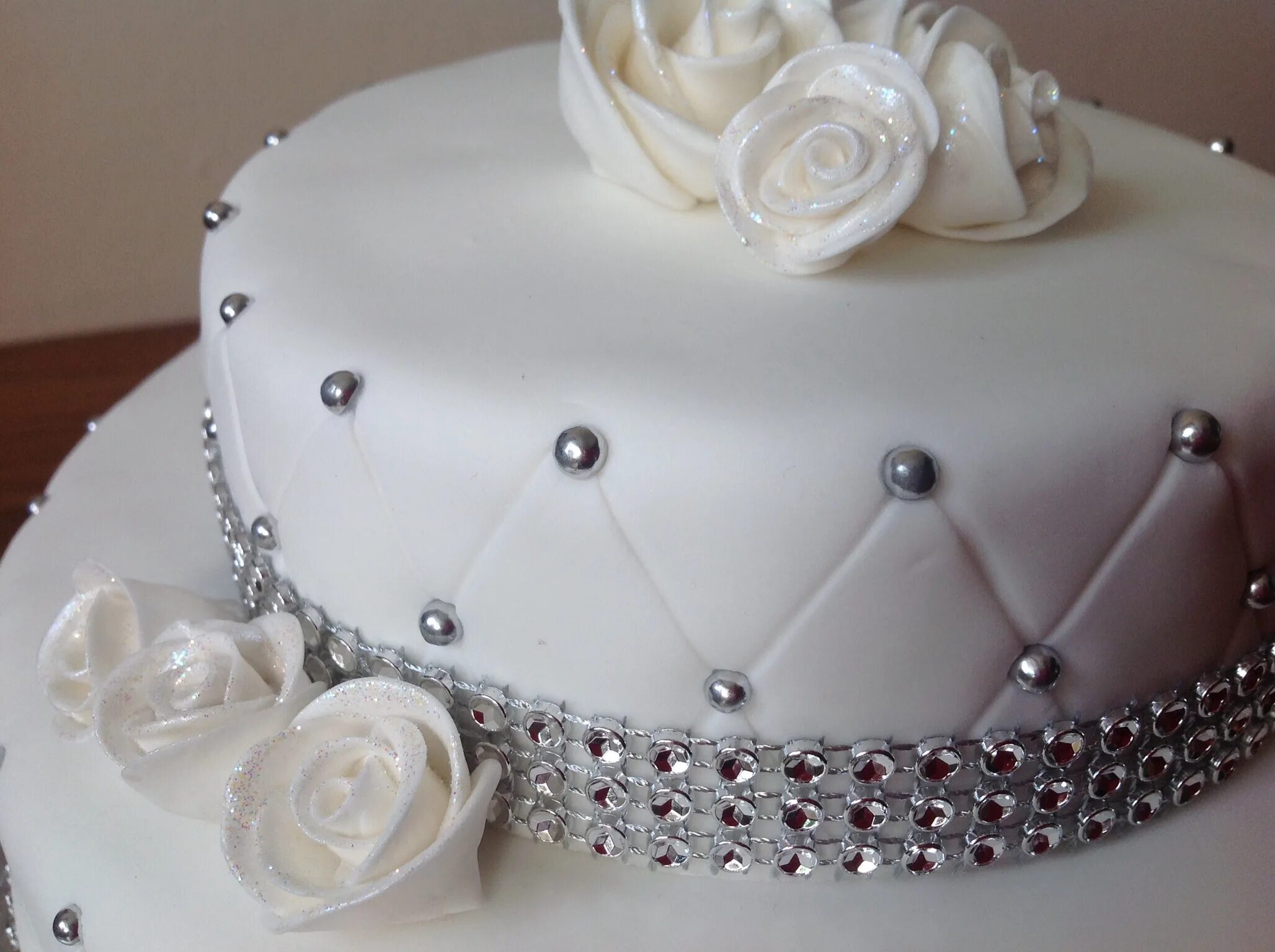 Торт с бусинками. Свадебный торт одноярусный. Красивые торты одноярусные. Свадебный торт с бусинами одноярусный.