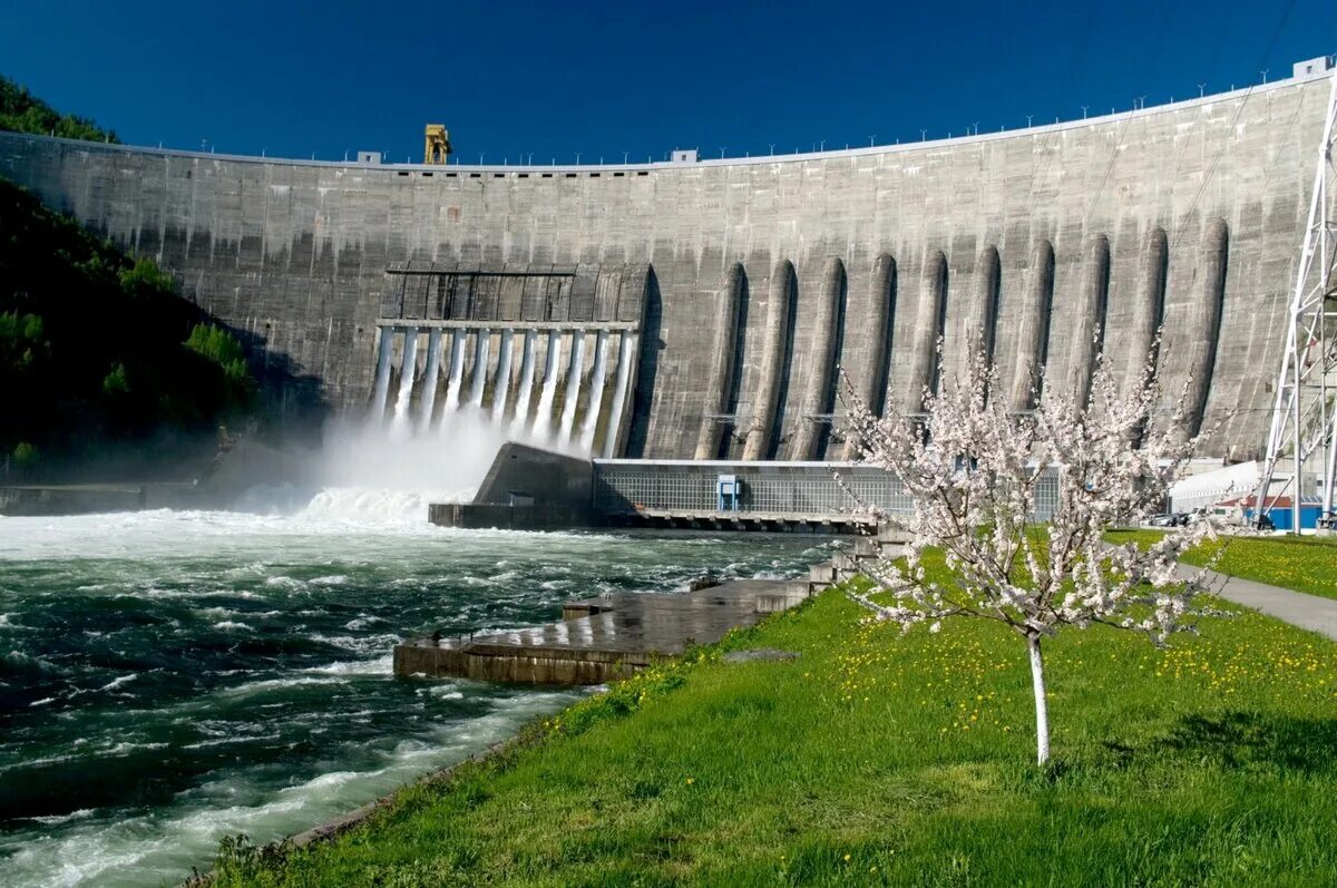 На каких реках построены гидроэлектростанции. Саяно-Шушенская ГЭС. Плотина Саяно-Шушенской ГЭС. Хакасия ГЭС Шушенская гидроэлектростанция. Гидроэлектростанция Саяно Шушенская.