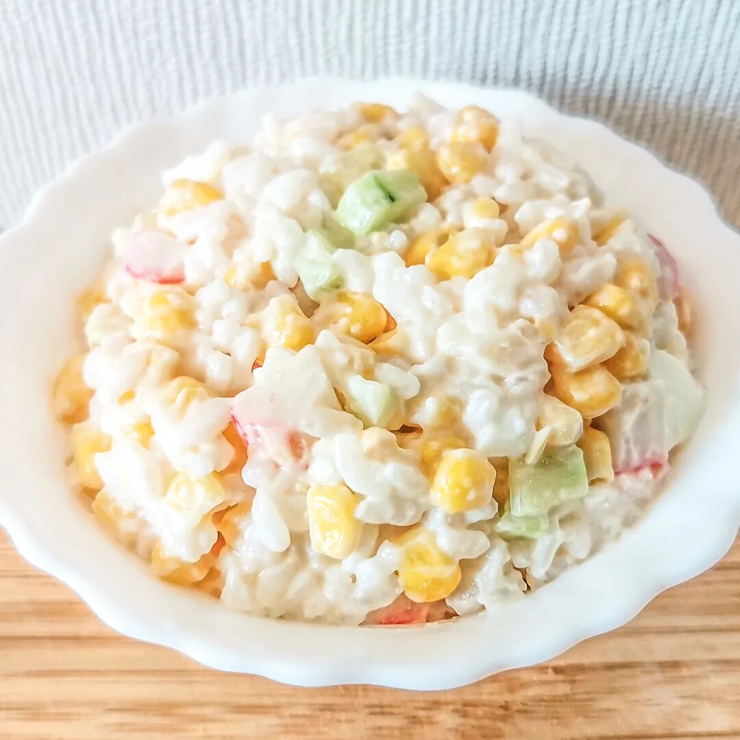 Салат с крабовыми палочками и кукурузой и рисом. Кукуруза рис огурец. Рис с кукурузой и огурцом. Салат с крабовыми палочками и кукурузой и рисом. Рис с кукурузой и огурцом.
