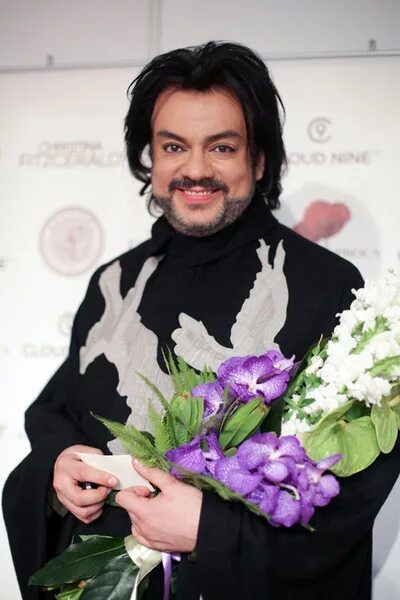 19 апреля день рождения знаменитостей. Киркоров с цветами поздравляет.