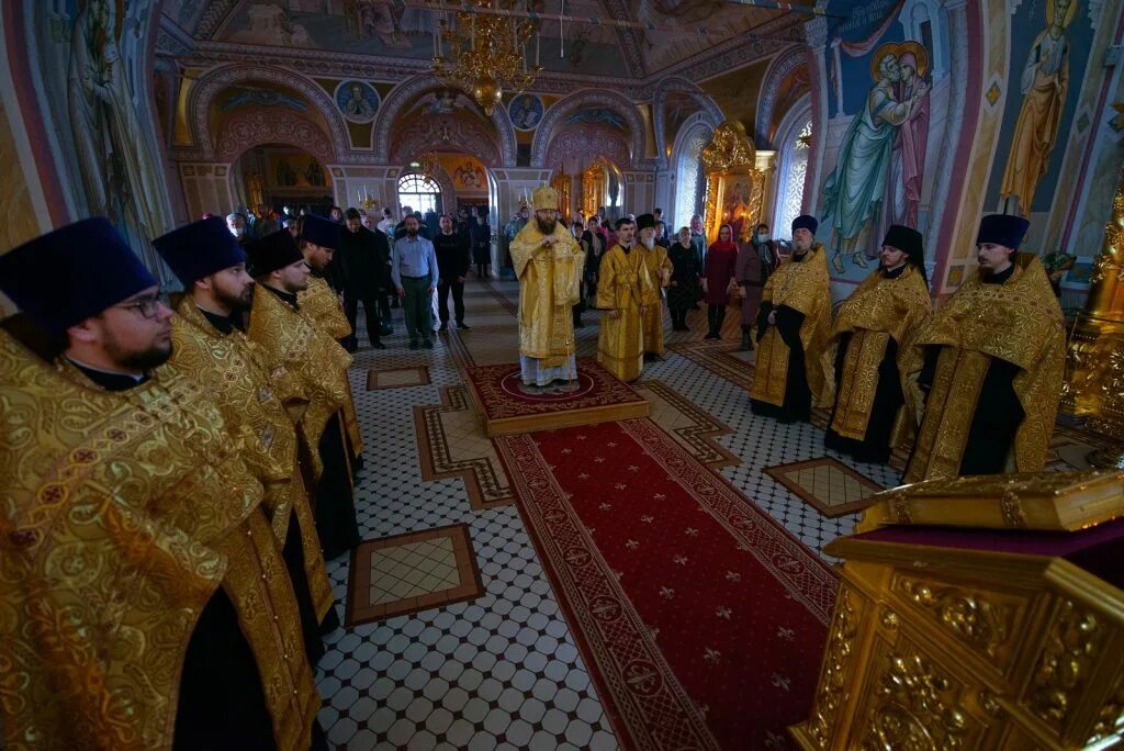 Служба в свято троицком храме. Служба святителю. Служба святому.