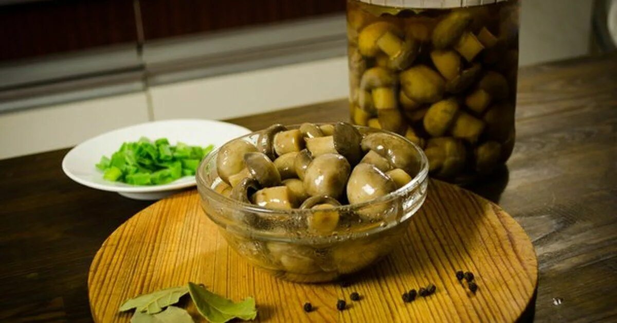 Грибы маринованные