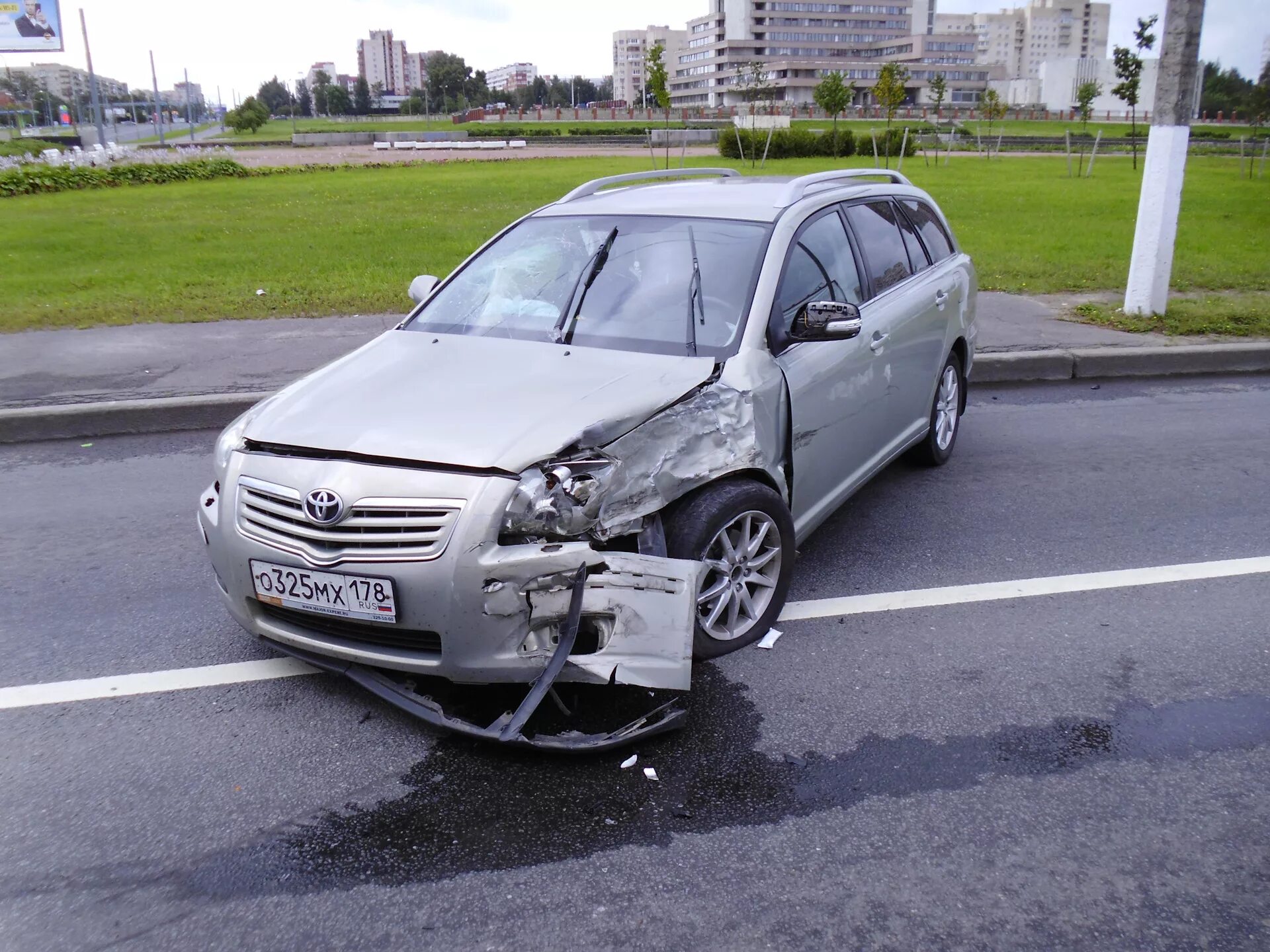 Куплю аварийный автомобиль. Тойота Авенсис после аварии. Toyota Avensis битая. Тойота Авенсис 2 после аварии.