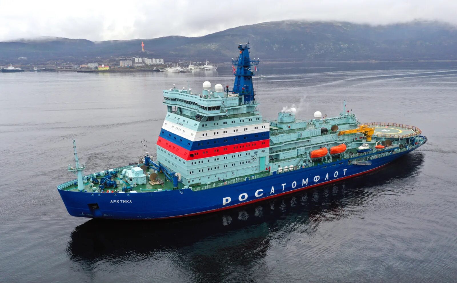 Какое атомное судно появилось первым