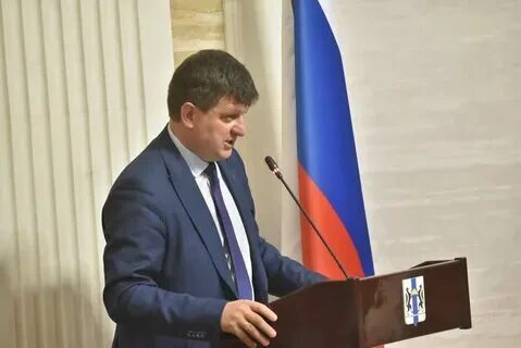 Глава муниципального образования замещает