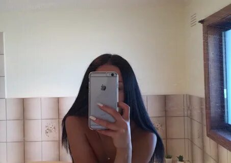 Девушка фоткается перед зеркалом