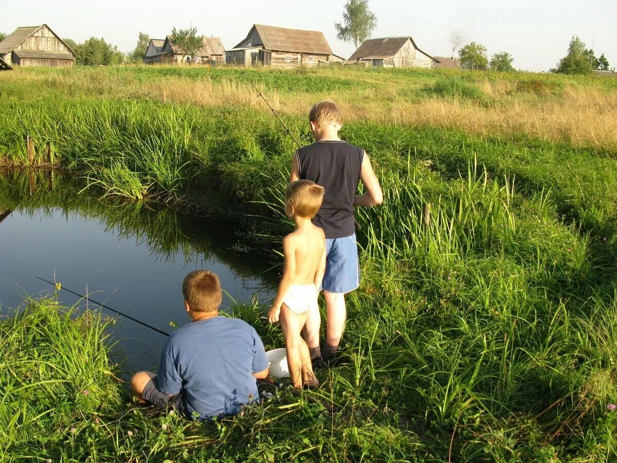 Чем можно заняться в деревне. Лето у бабушки в деревне. Лето в деревне дети. Лето в деревне на речке. Летом на речке.