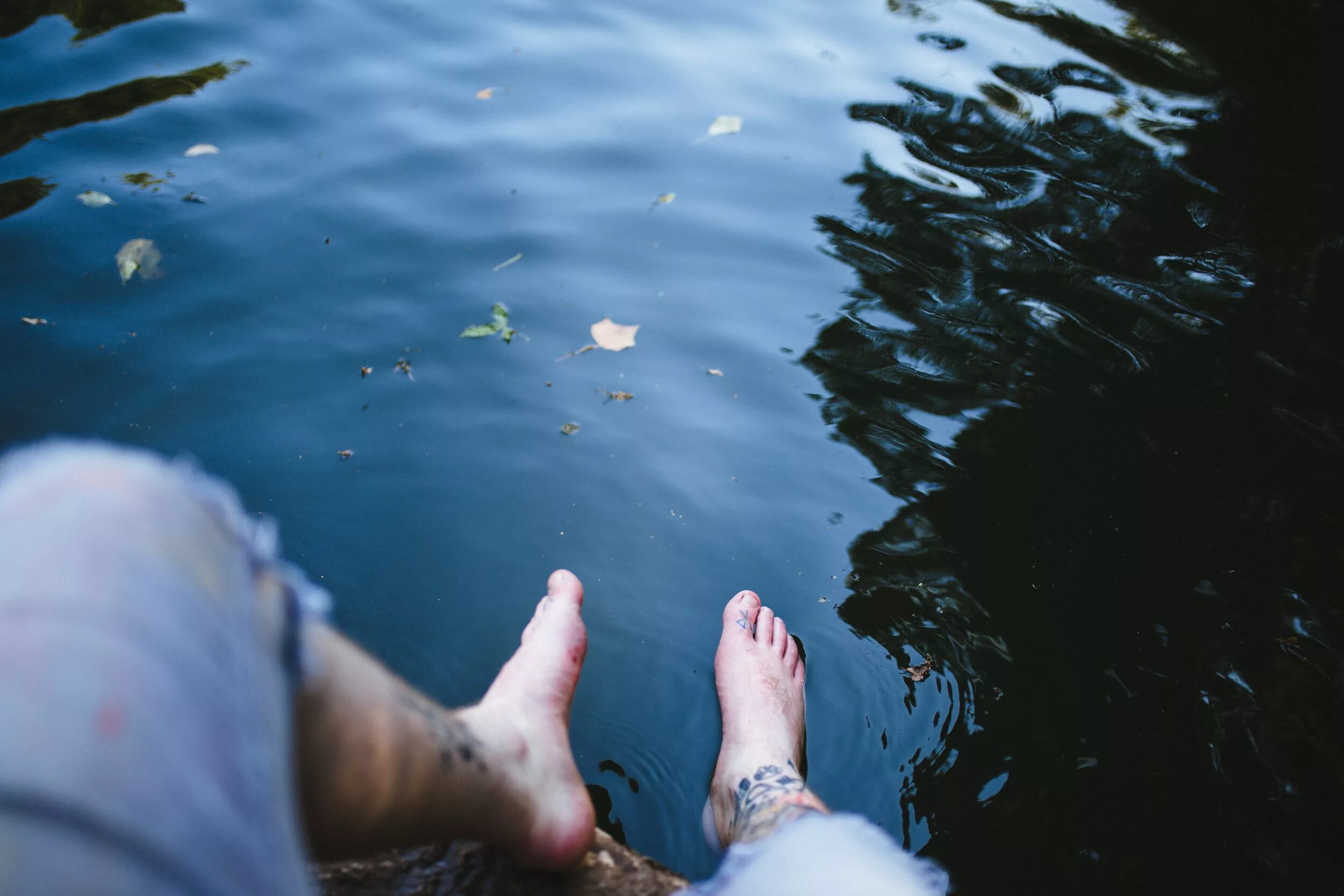Что будет если долго быть в воде. Ноги на речке. мужские ноги в воде. море ноги в воде. ноги в воде на реке.