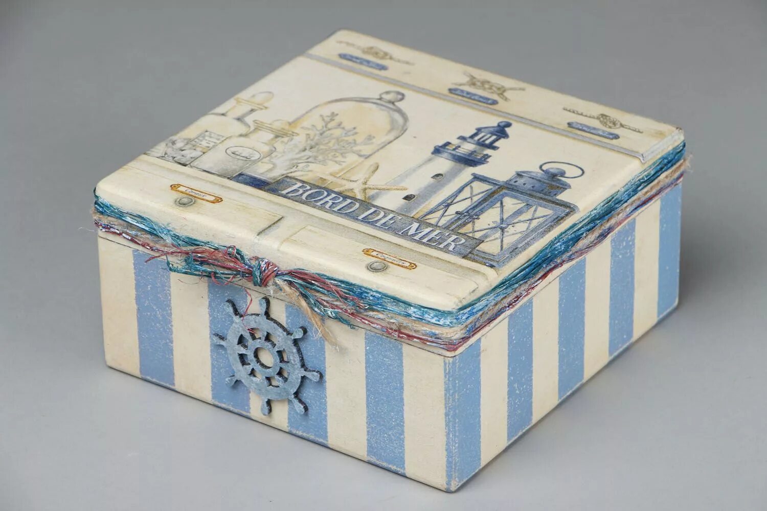 Коробочка в морском стиле. Морские коробочки. Морская коробочка. Морская коробочка-композиция с маяком. Подарочный бокс на морскую тематику.