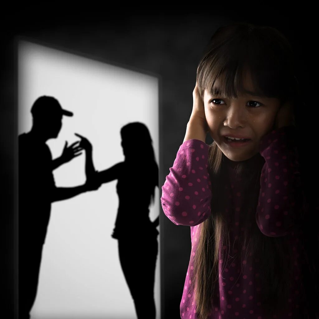 Daughter abuse. Насилие в семье над детьми. Домашнее насилие в семье.