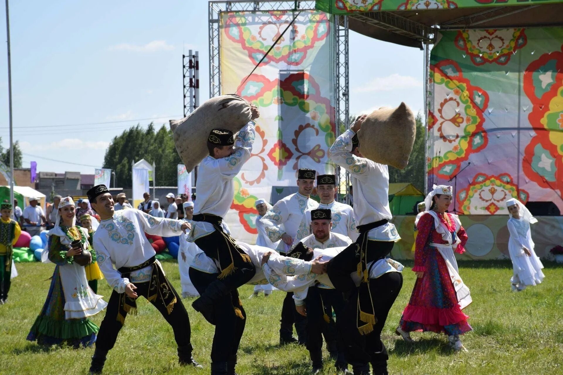 Федеральный сабантуй. Праздник сабантуй азеево. Национальный праздник ульяновск. Федеральный сабантуй. Праздника сабантуй в самаре.