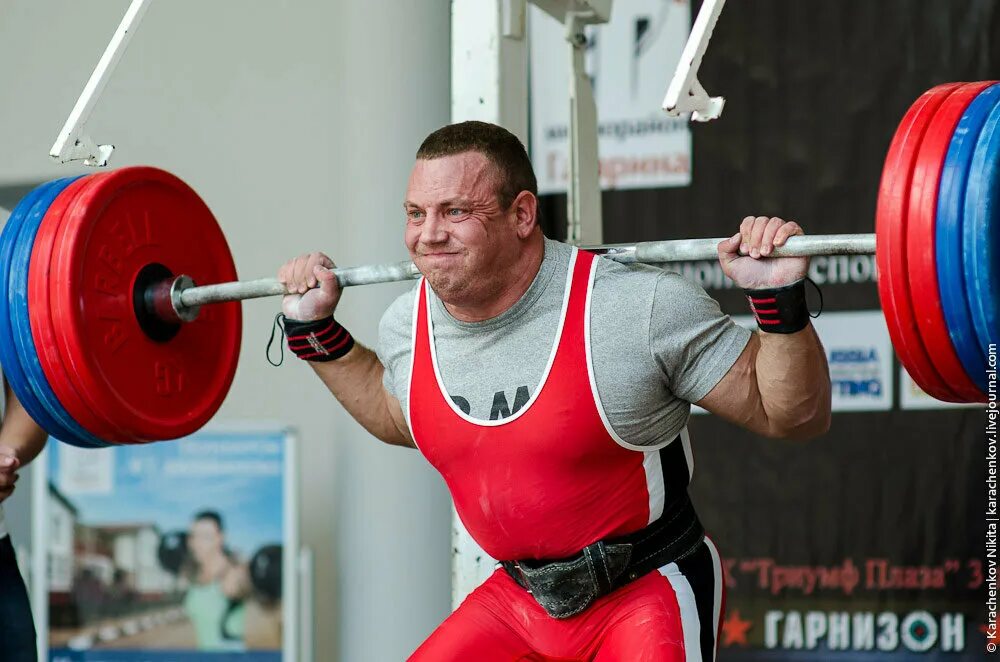 Пауэрлифтер это. Троеборье пауэрлифтинг. Пауэрлифтер это. Игорь гольдберг пауэрлифтинг. Тяжелая атлетика жим лежа.